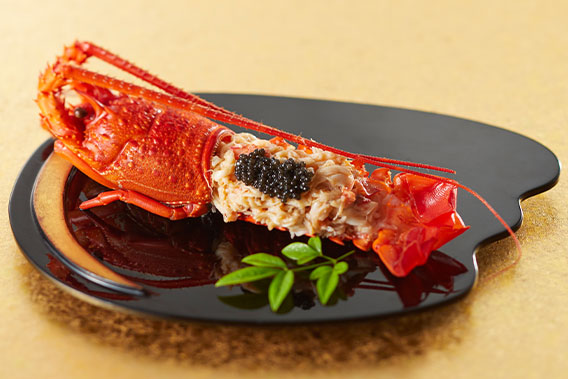 画像：伊勢海老カクテルソース和え（キャビア添え）